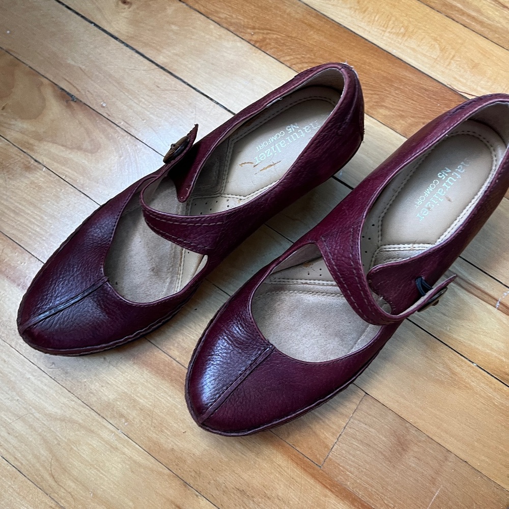 Naturalizer Digby Low Heel Mary Jane Pumps in Burgundy 8 wide.